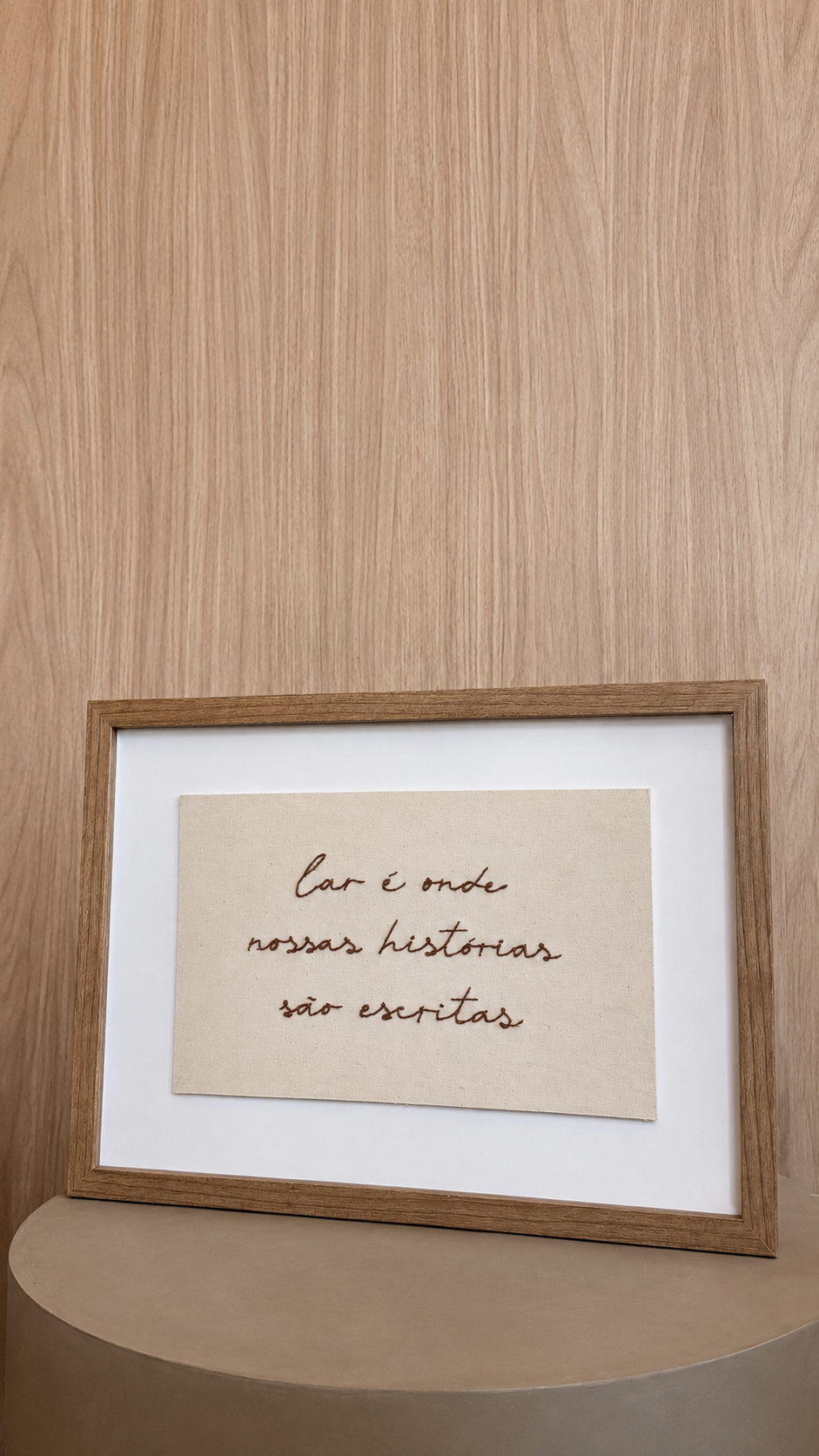 Quadro Bordado com Moldura em Madeira - Lar é Onde Nossas Histórias São Escritas.