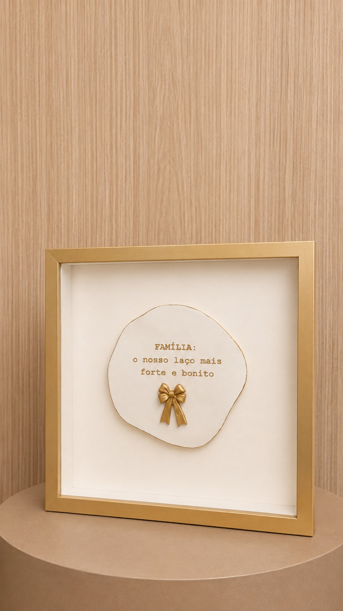 Quadro com Moldura em Madeira - Família: O Nosso Laço Mais Forte e Bonito.
