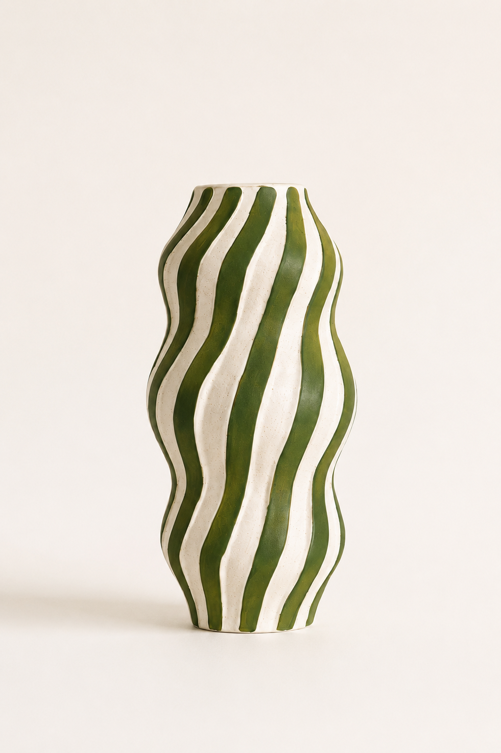 Vaso em Cerâmica Ondulado com Listras Verdes e Branco - Grande.