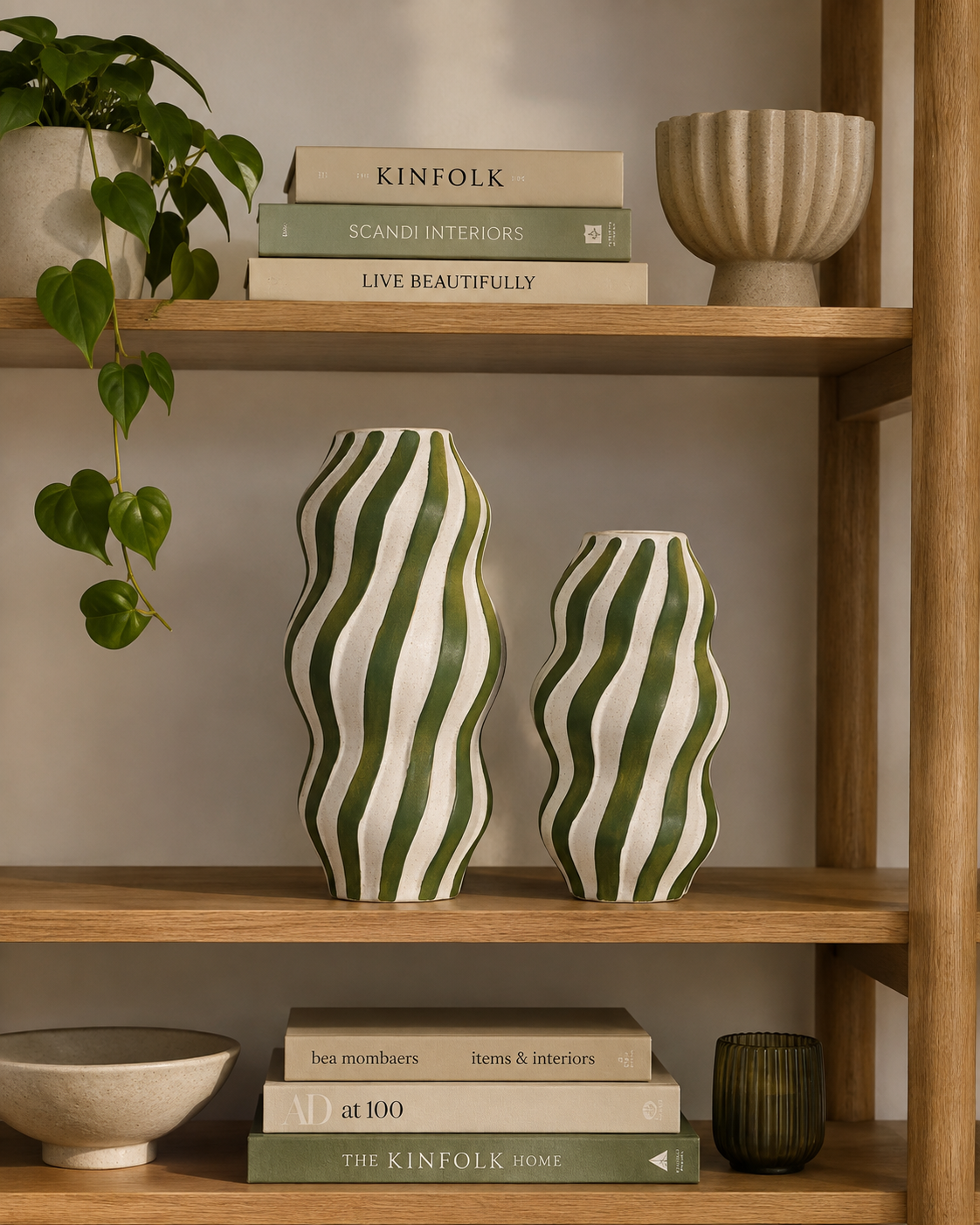 Vaso em Cerâmica Ondulado com Listras Verdes e Branco - Grande.