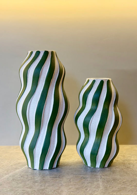 Vaso em Cerâmica Ondulado com Listras Verdes e Branco - Médio